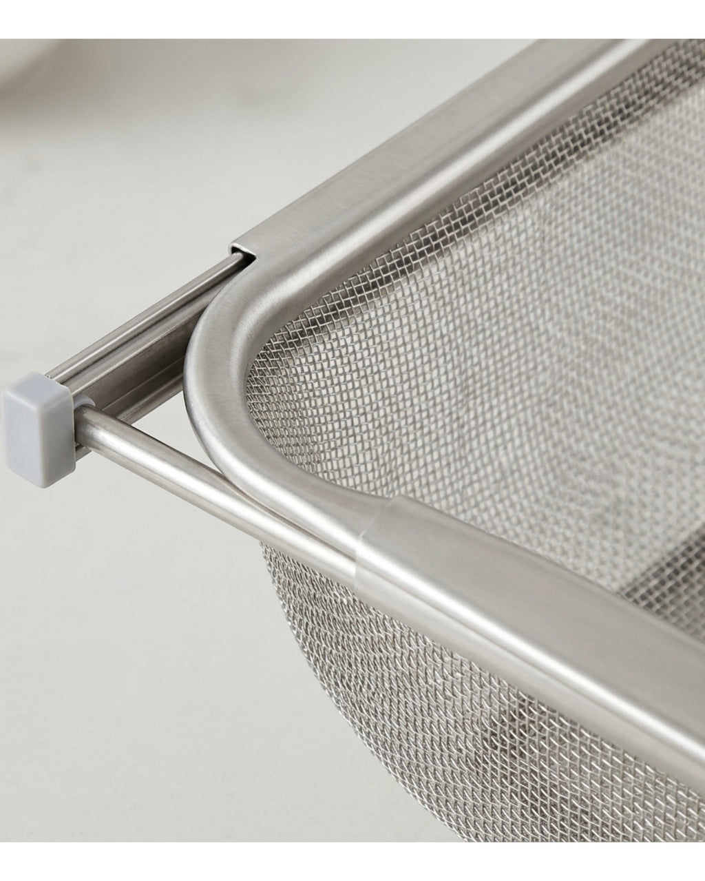Zilfa Expandable Over Sink Stainless Mesh Colander 43 cm - Detail view