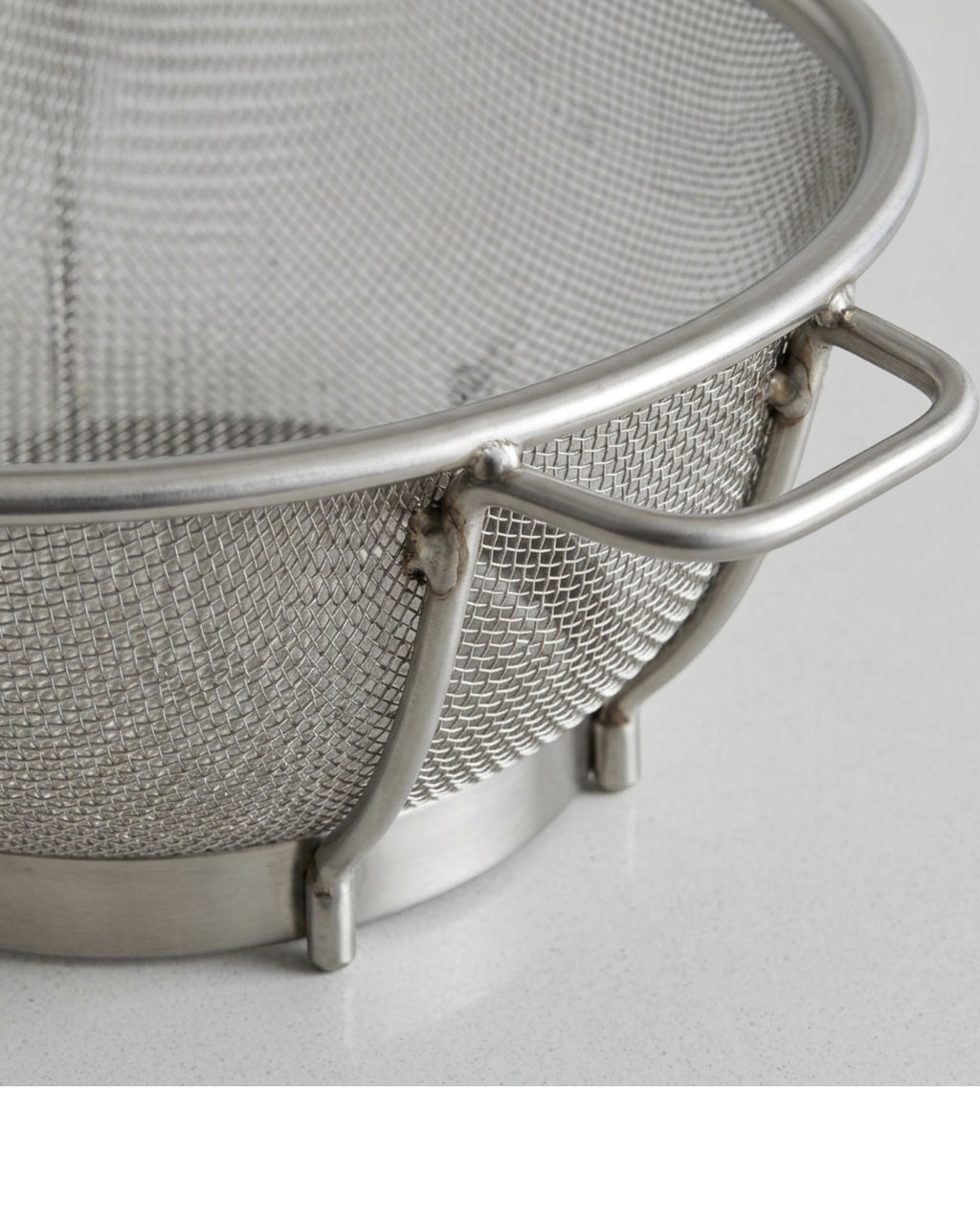 Zilfa Round Footed Stainless Mesh Colander 28 cm - Detail view