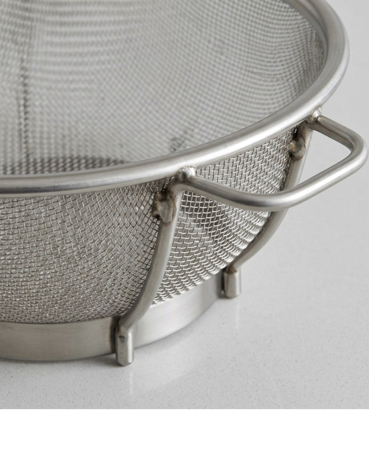 Zilfa Round Footed Stainless Mesh Colander 28 cm - Detail view